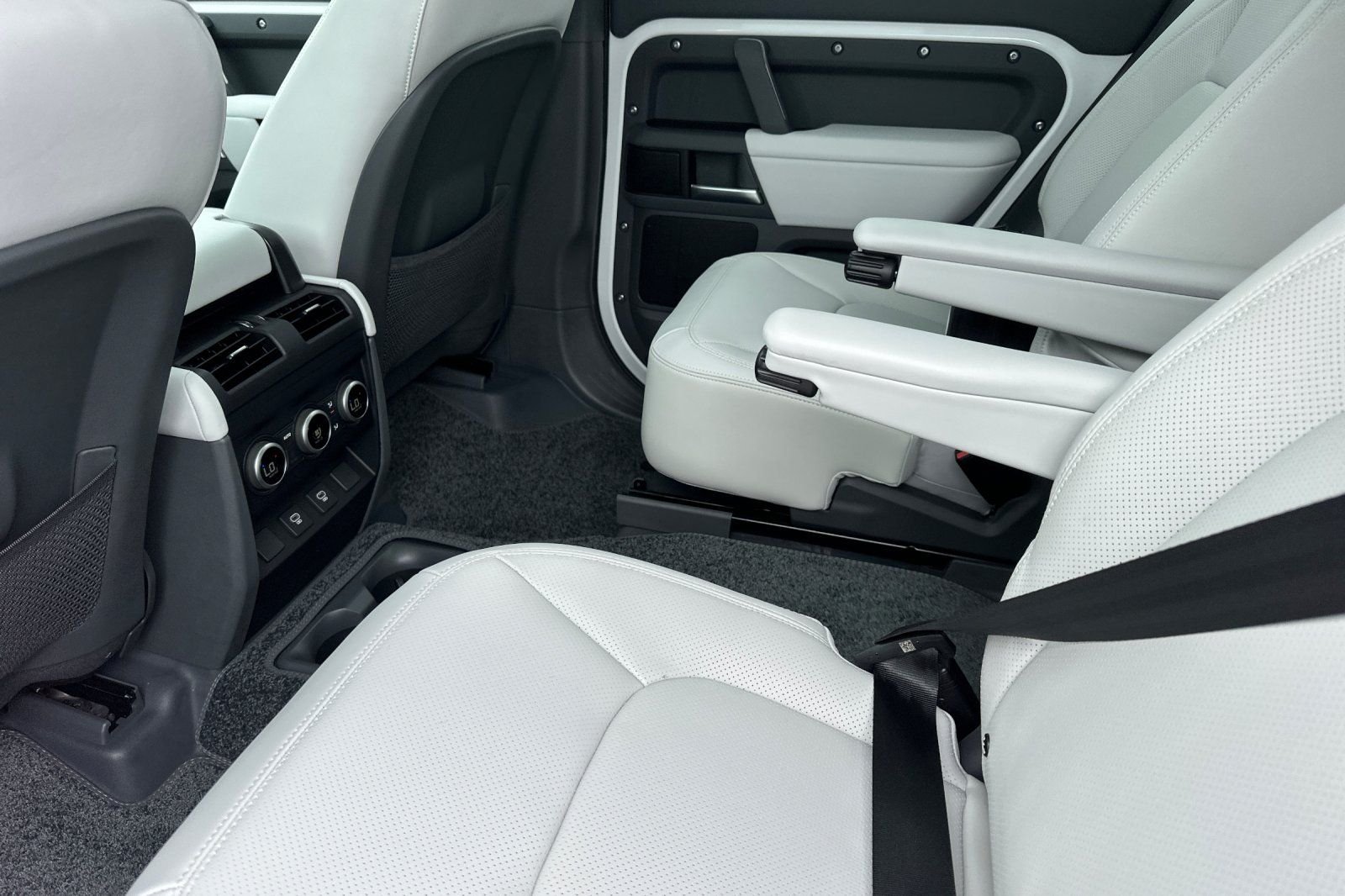 Used 2025  Land Rover S image 12