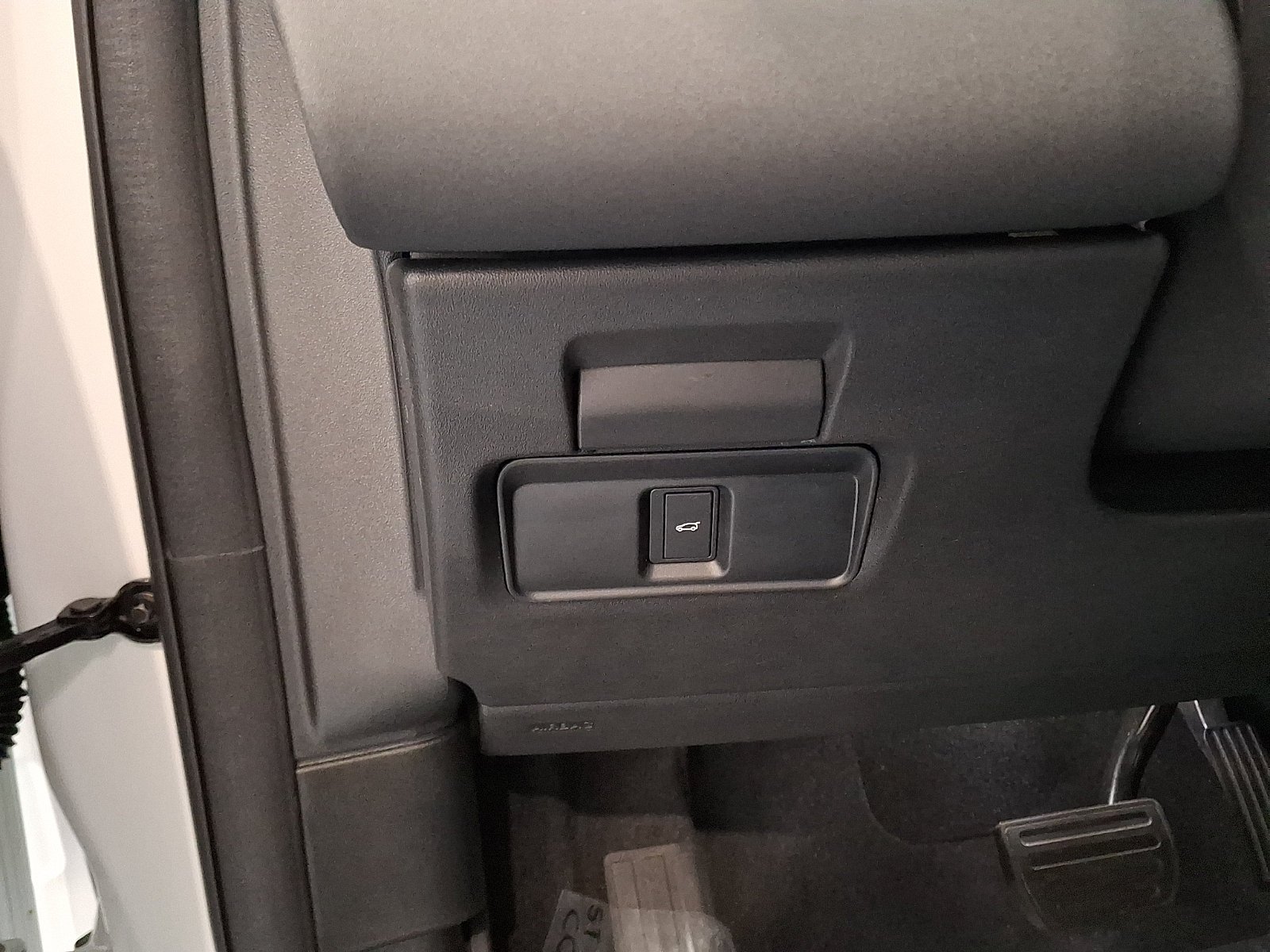 Certified Used 2025 Fuji White Land Rover  image 25
