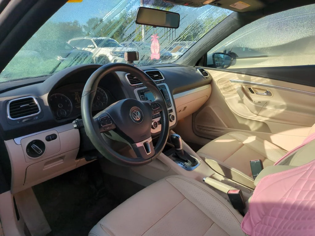Used 2015 White Volkswagen Komfort Edition image 4