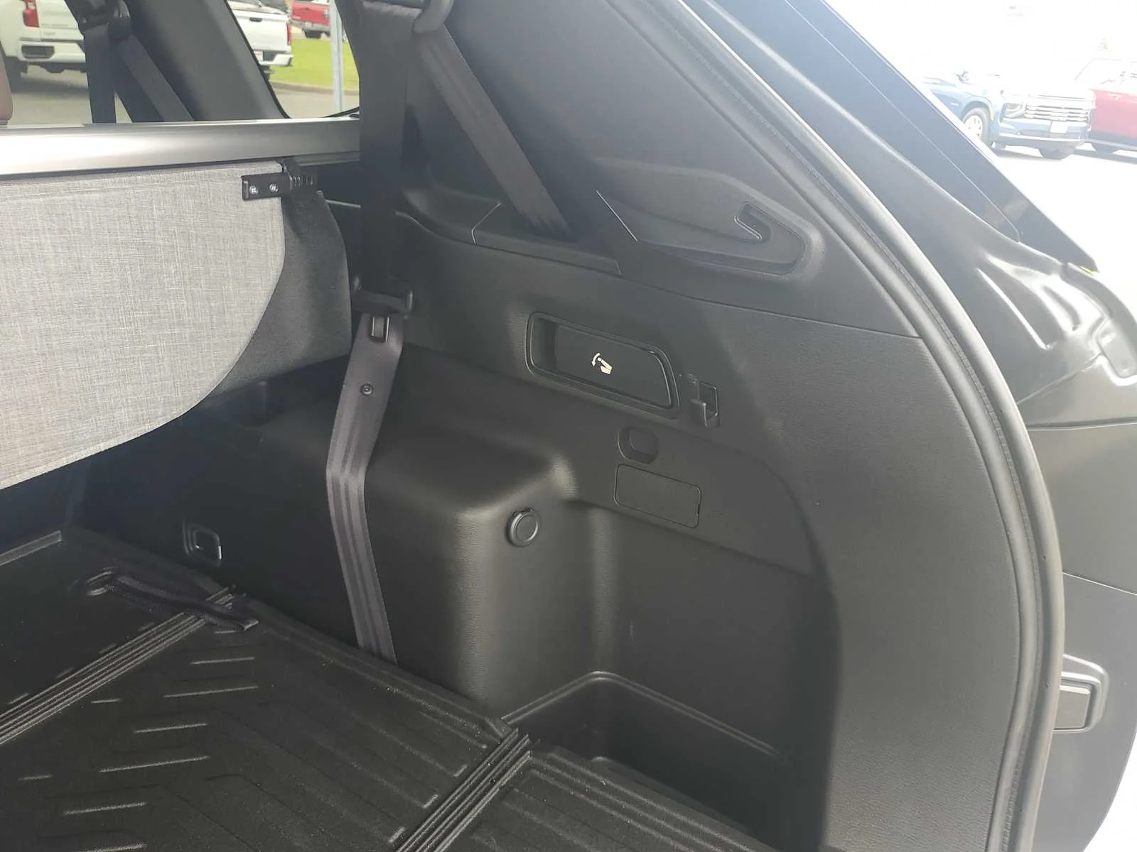 Used 2025 Graphite Gray Gray Mitsubishi SEL image 6