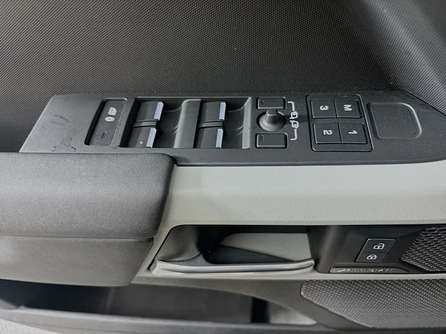 Used 2024  Land Rover S image 20