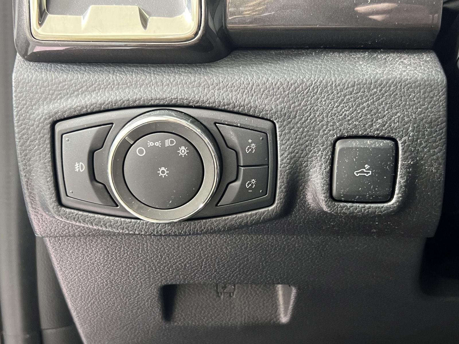 Used 2022 Iconic Silver Ford LARIAT image 18