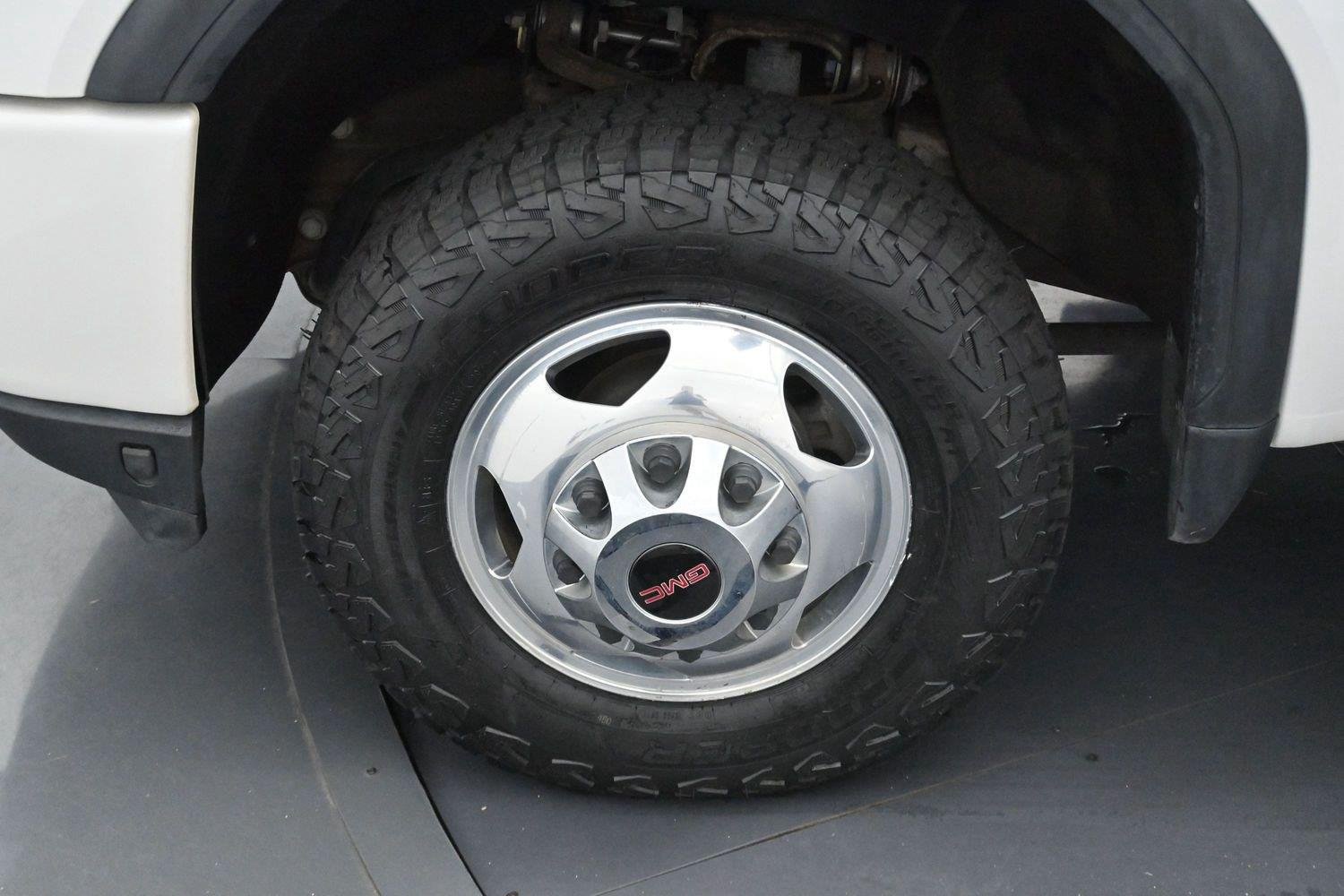 Used 2022 White Frost Tricoat GMC Denali image 35