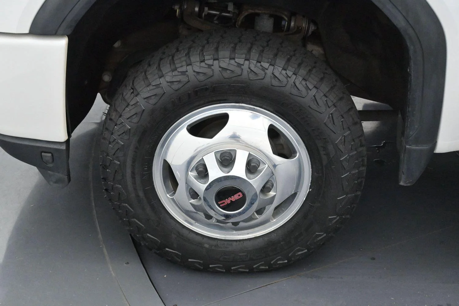 Used 2022 White Frost Tricoat GMC Denali image 35