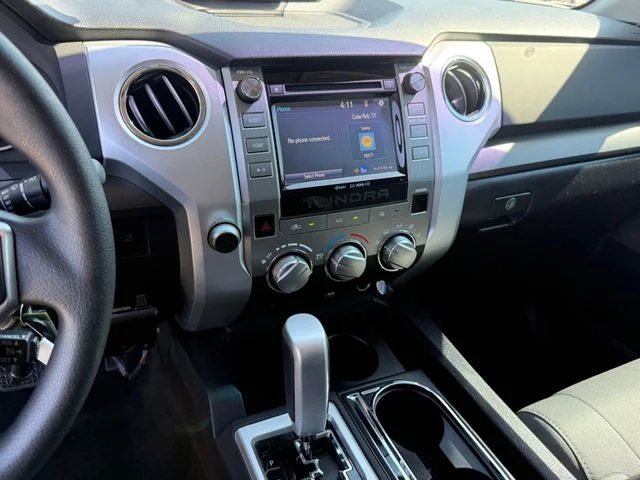 Used 2014 Super White Toyota SR5 image 21