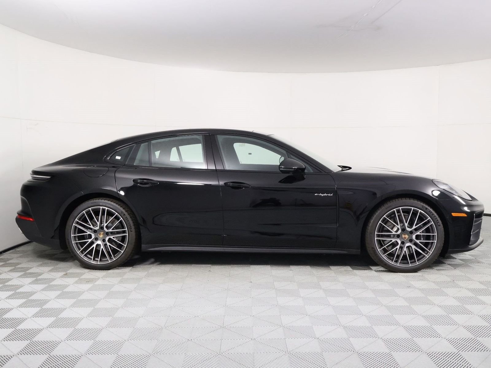 2026 Porsche Panamera 4 E-Hybrid - Photo 8
