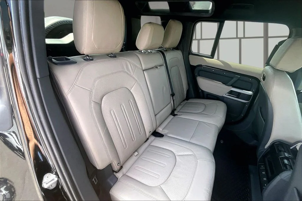 Used 2022 Black Land Rover S image 28