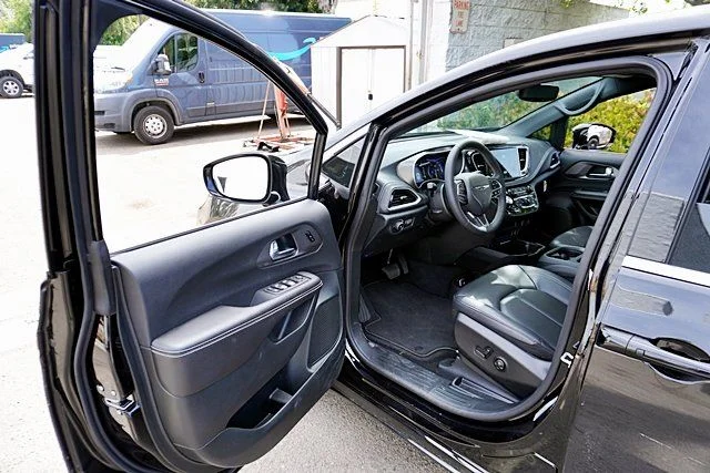 New 2026 Diamond Black Crystal Pearl-Coat Exterior Paint Chrysler Select image 40