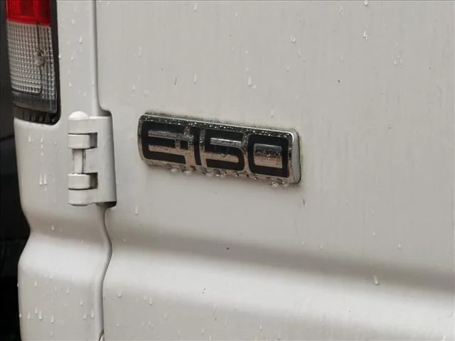 Used 2006 White Ford Commercial image 23