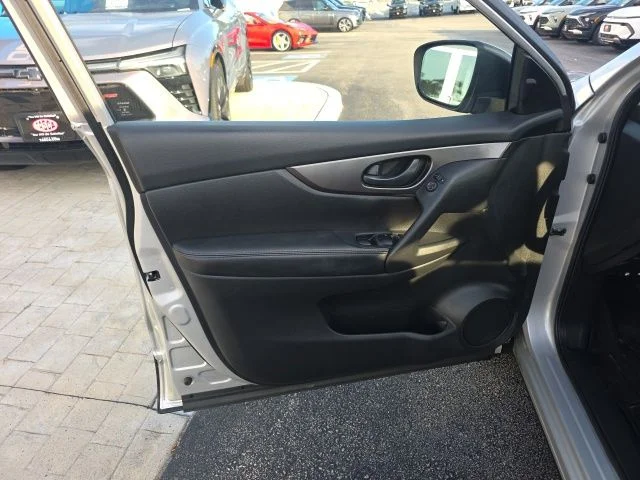 Used 2020 Silver Nissan S image 13