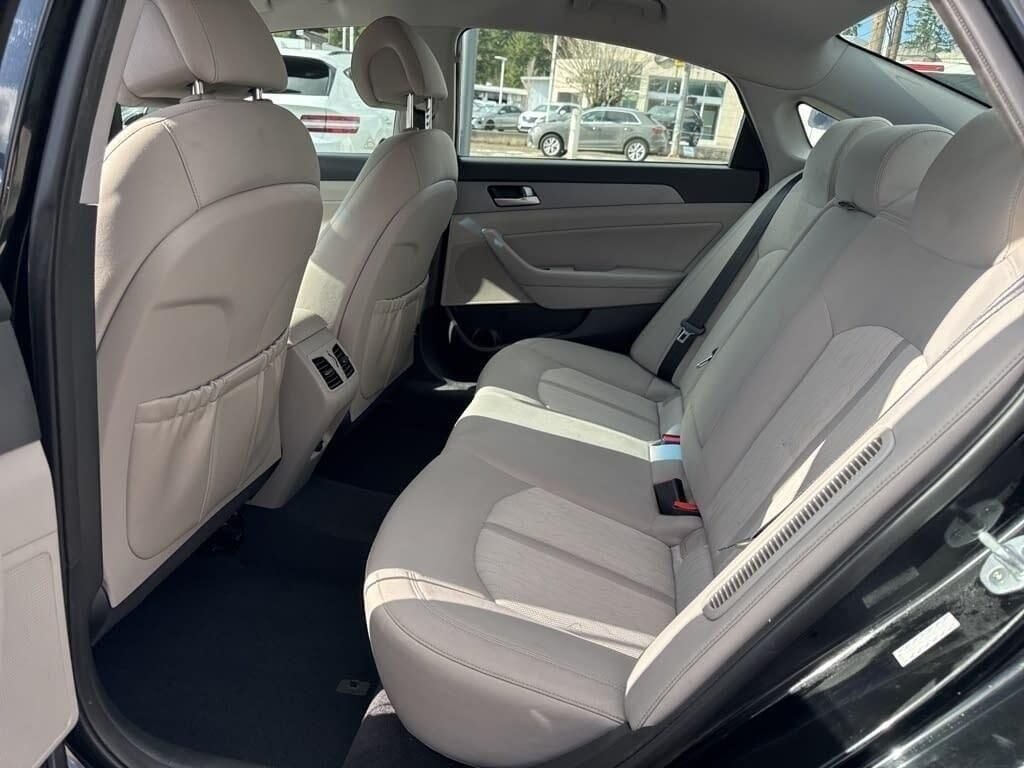 Used 2016 Black Hyundai Base image 37