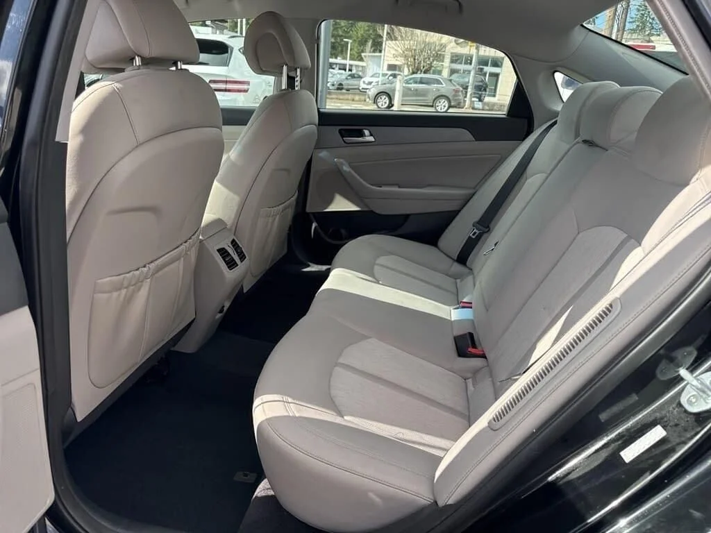 Used 2016 Black Hyundai Base image 37