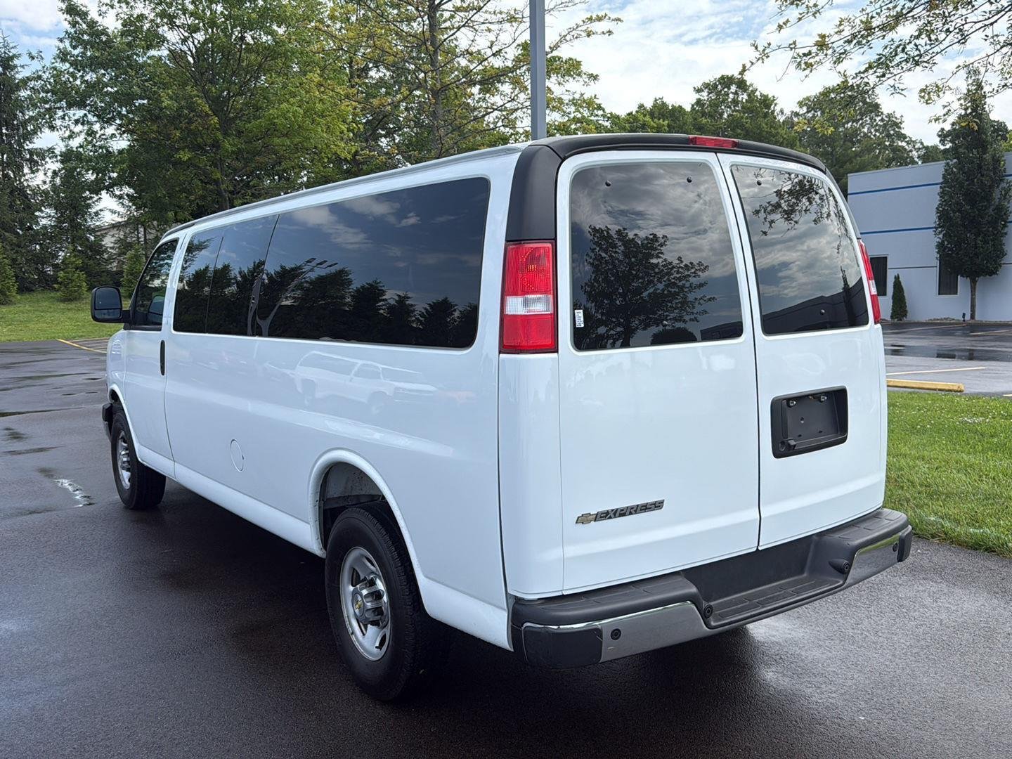 Used 2025 Summit White Chevrolet LT image 6