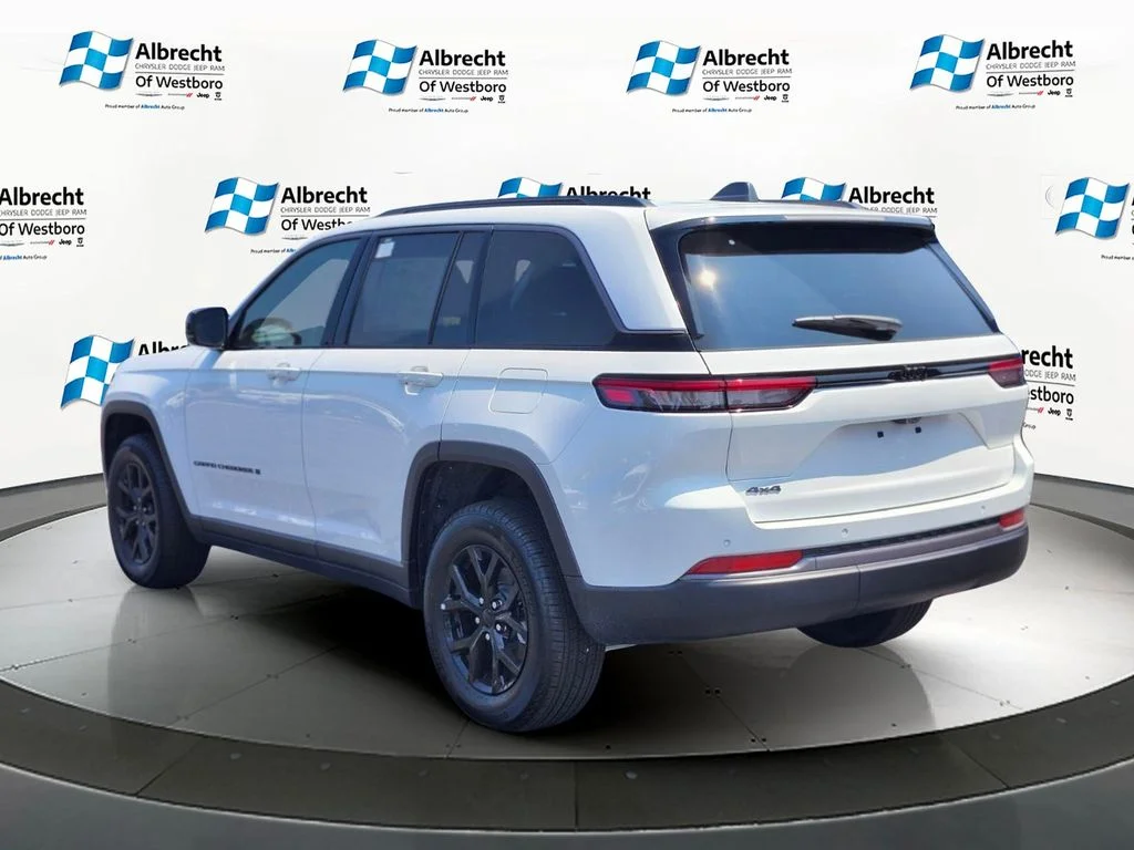 New 2026 Bright White Clear-Coat Exterior Paint Jeep Altitude image 3