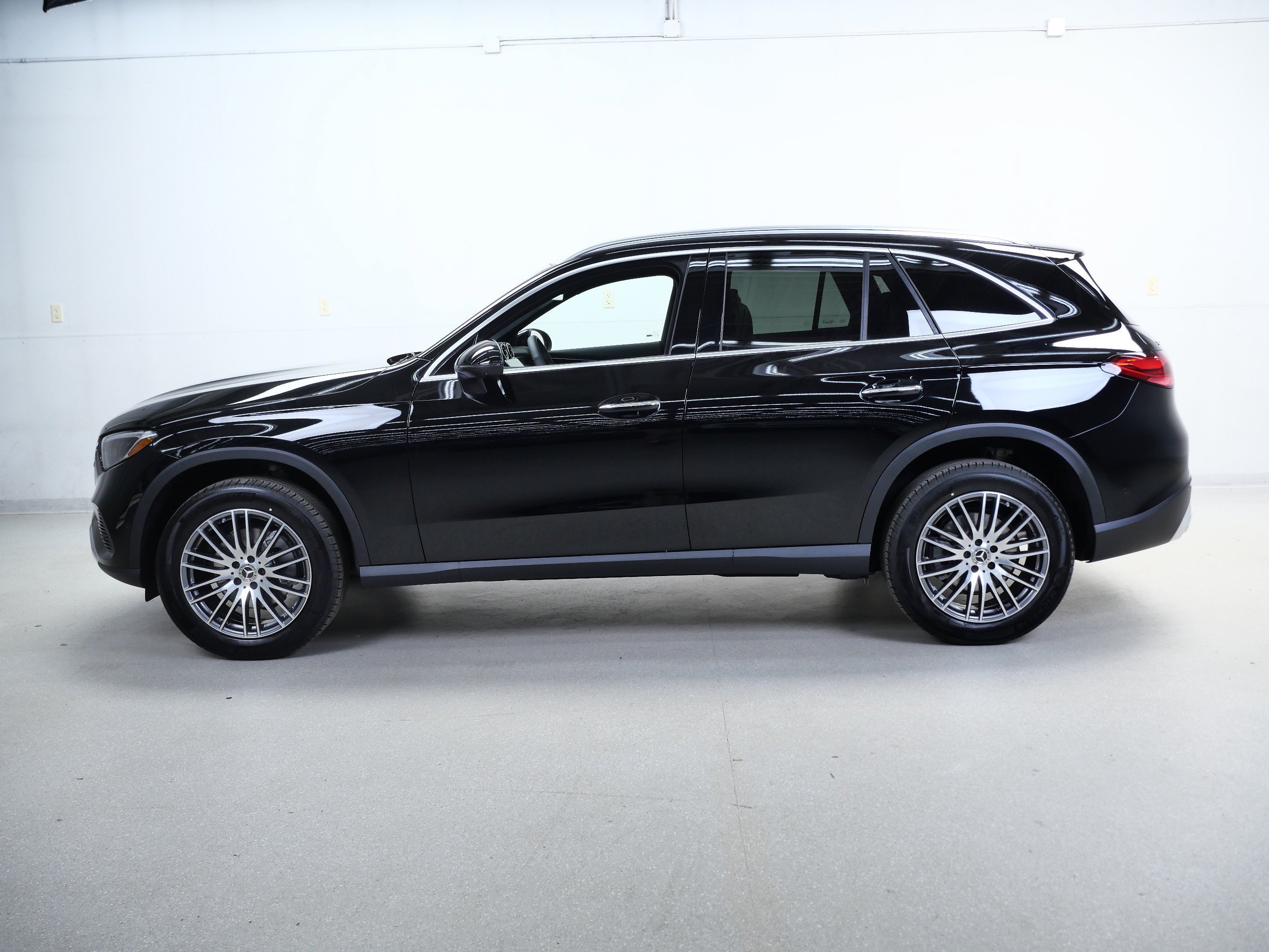 New 2026 Black Mercedes-Benz GLC 300 image 5