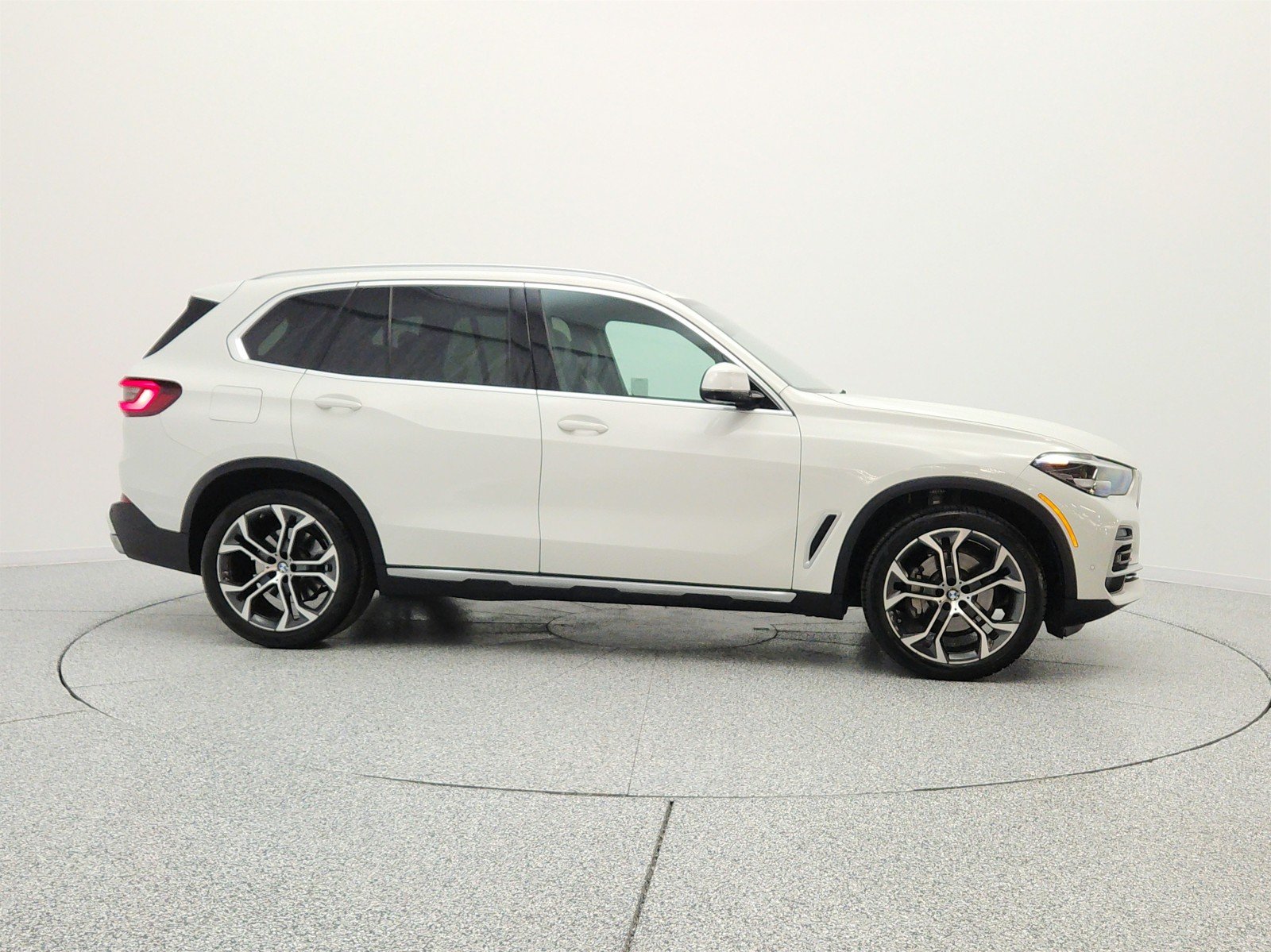 Used 2023 Alpine White BMW sDrive40i Sports Activity Vehicle image 4