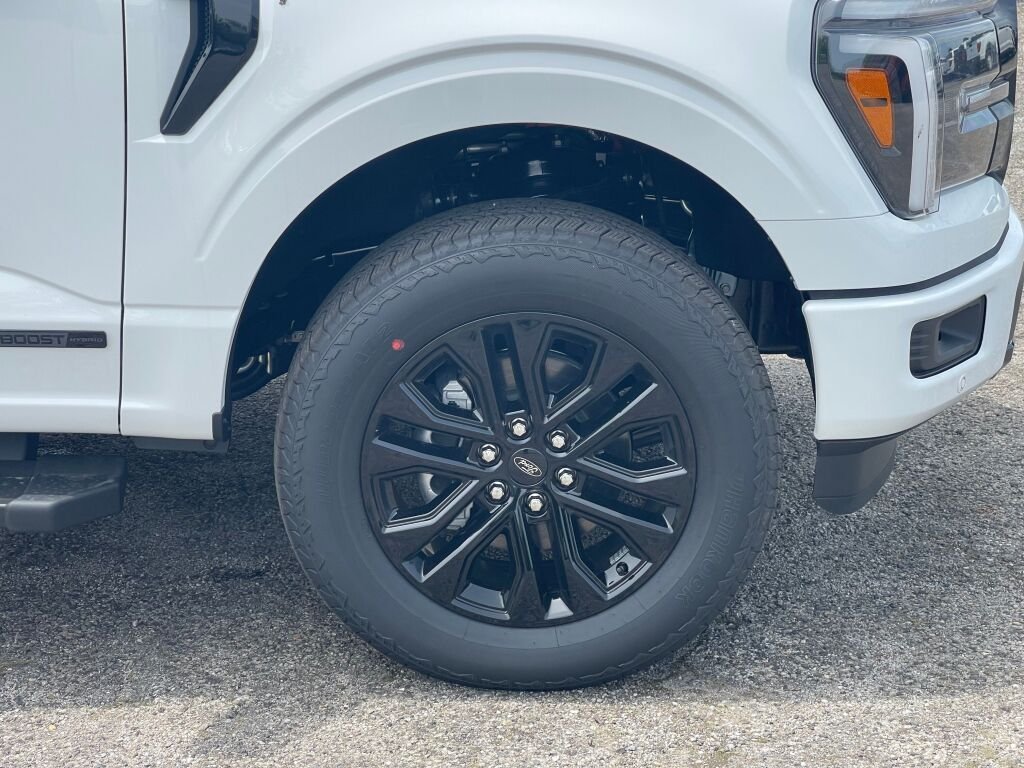 New 2026 Oxford White Ford LARIAT image 25
