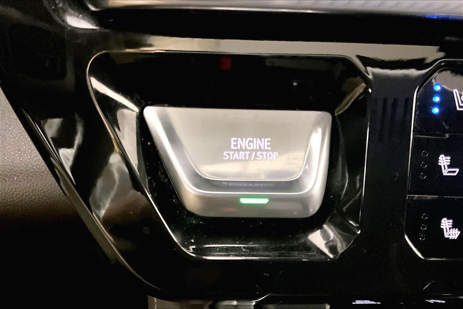 Used 2024 White Frost Tricoat GMC Denali image 31