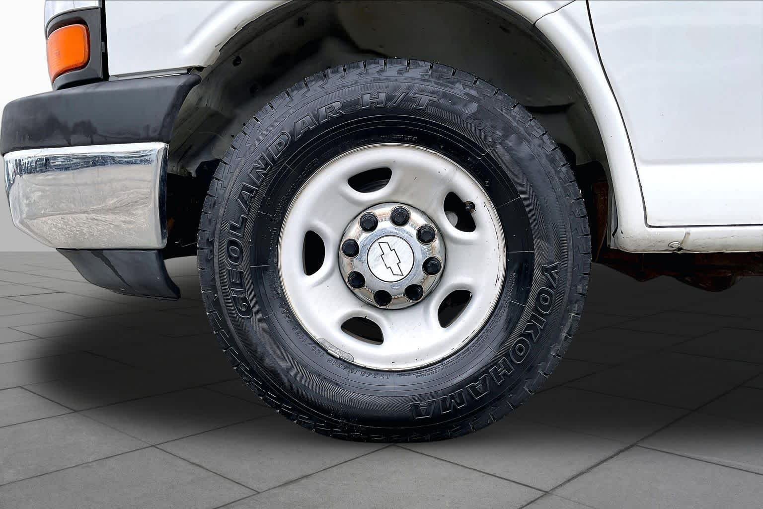 Used 2007 Summit White Chevrolet  image 9