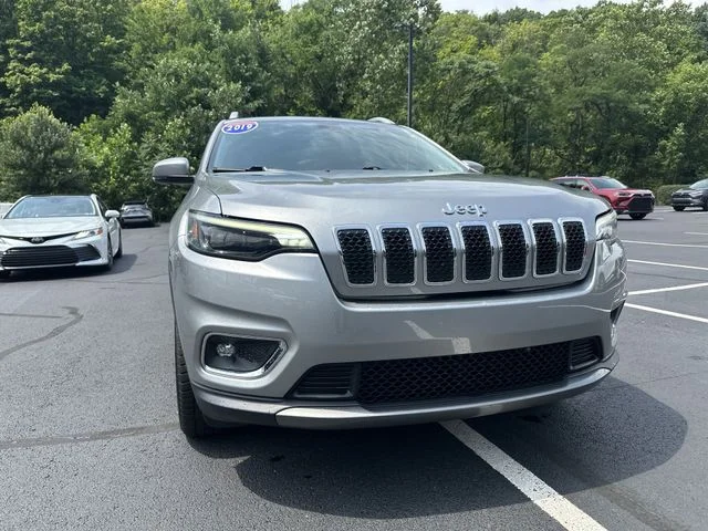 Used 2019 Silver Jeep Limited image 11