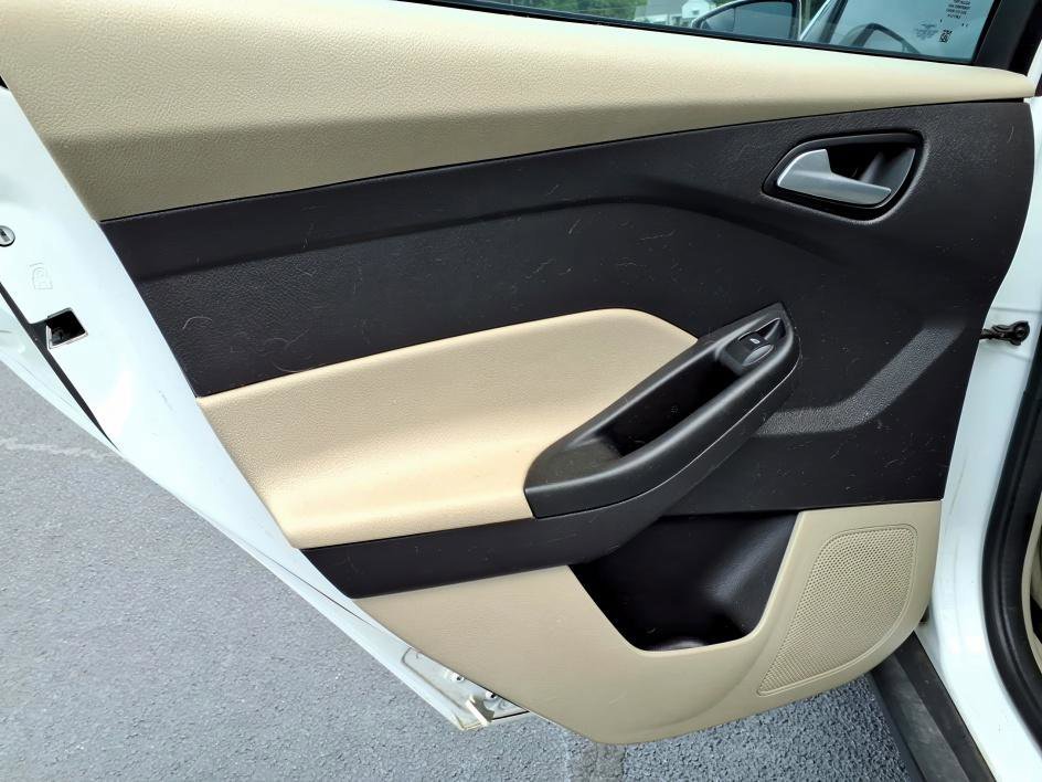 Used 2014 Oxford White Ford SE image 12