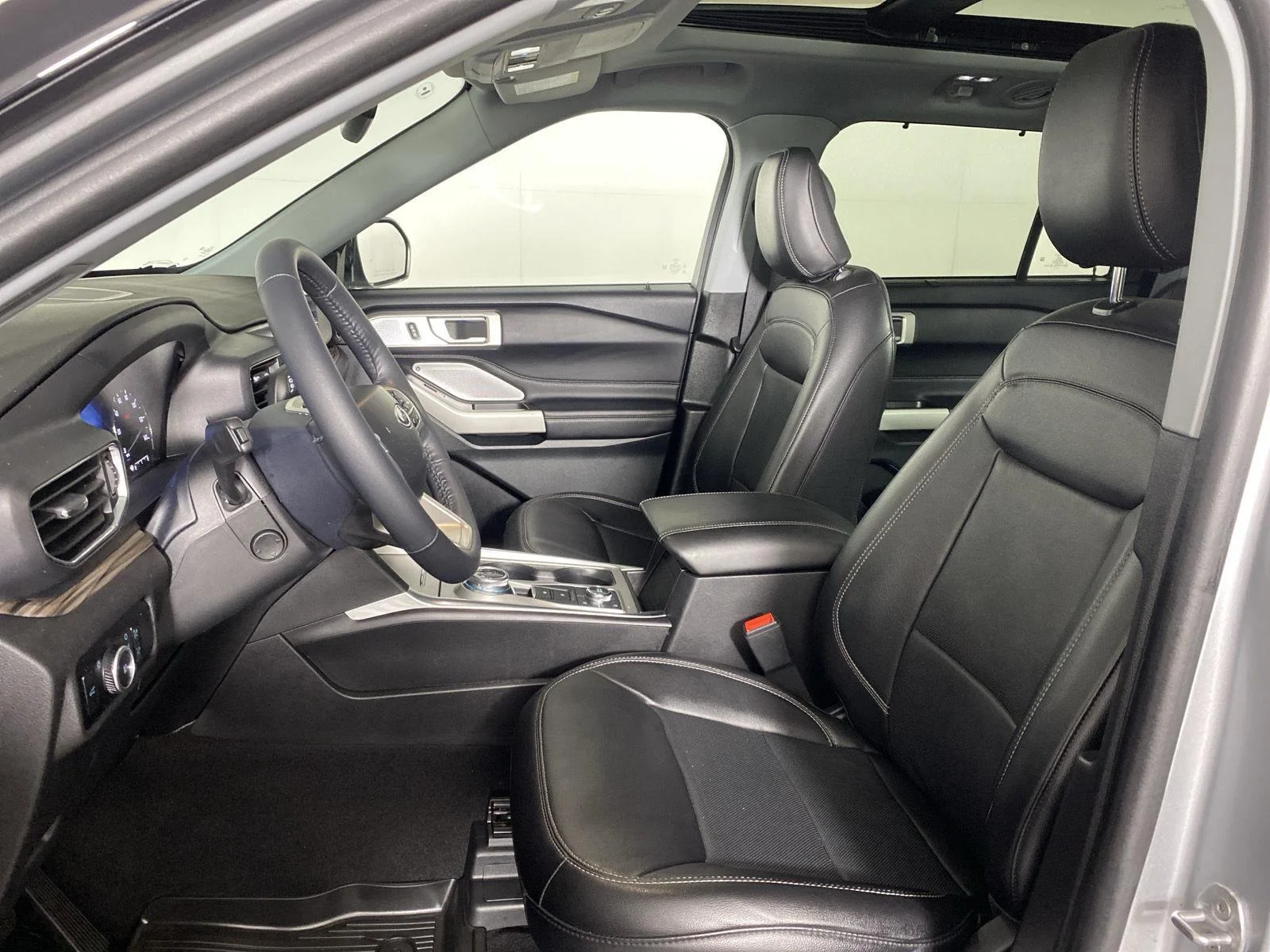 Used 2023 Iconic Silver Ford Limited image 11