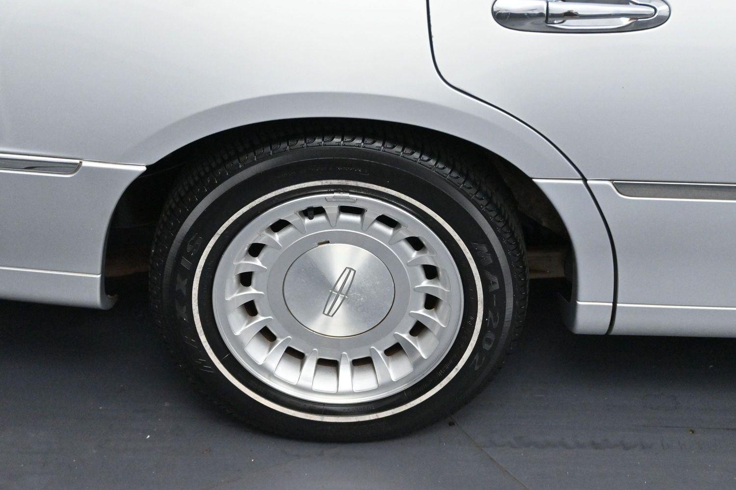 Used 2000  Lincoln Executive image 28