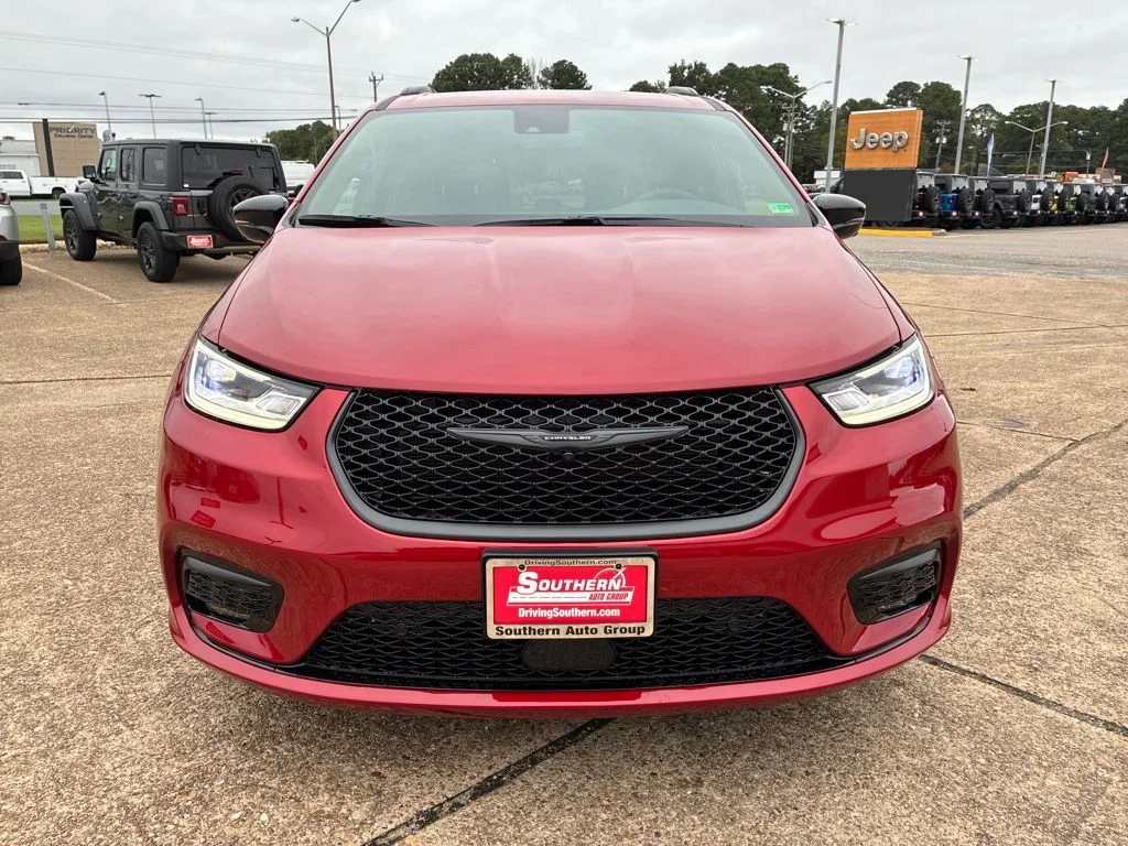 New 2026 Red Hot Pearl-Coat Exterior Paint Chrysler Select image 9