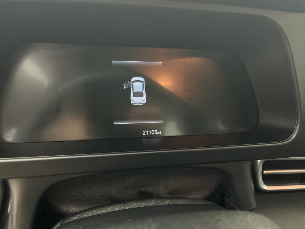 Used 2025 White Hyundai SE image 18