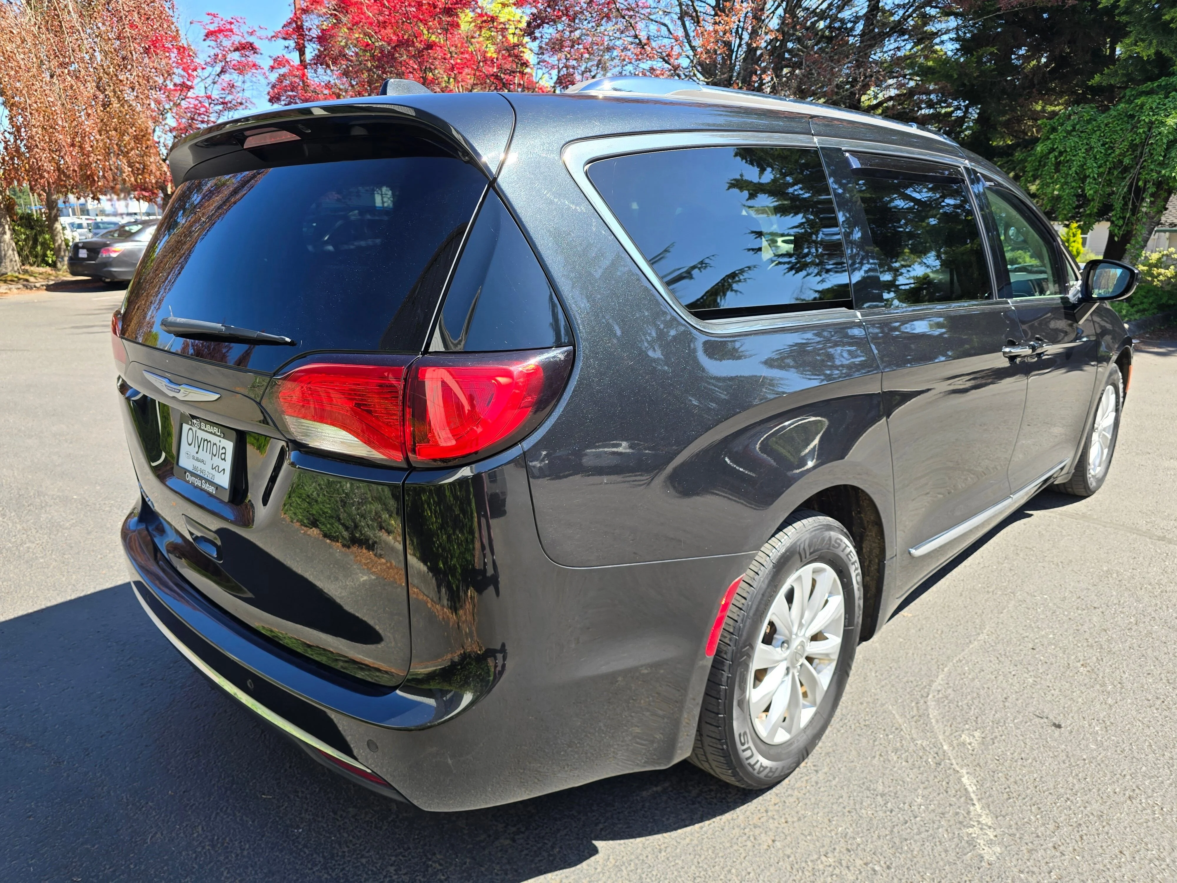 Used 2018 Brilliant Black Crystal Pearlcoat Chrysler Touring L image 4