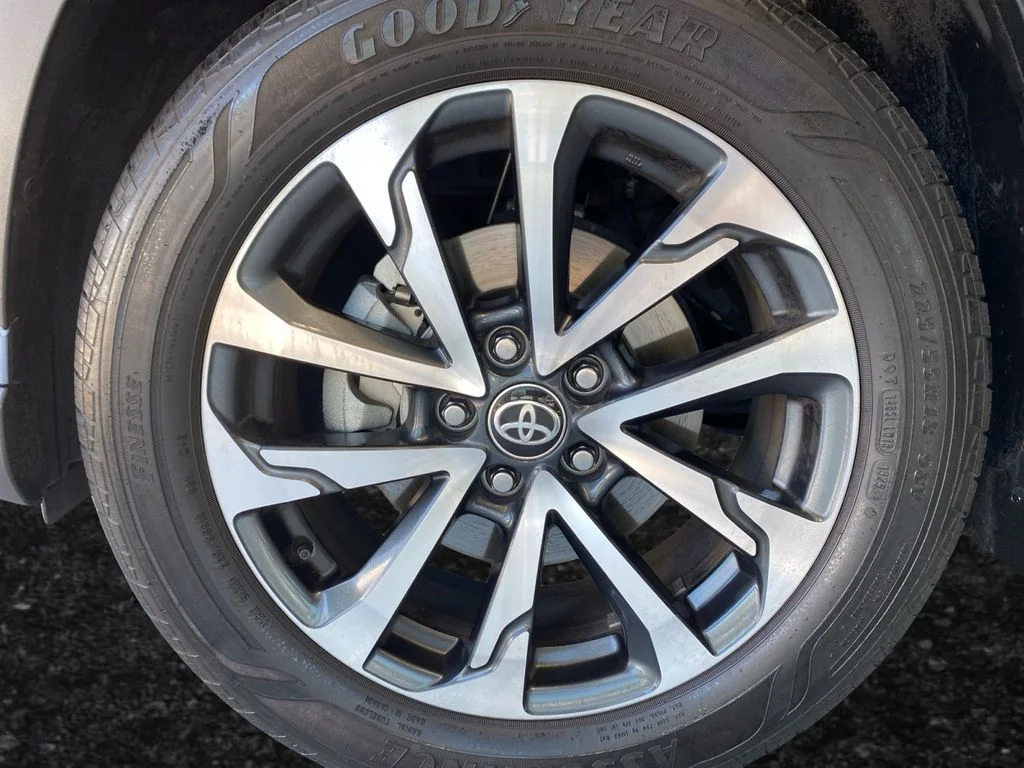 Used 2025  Toyota XLE image 27