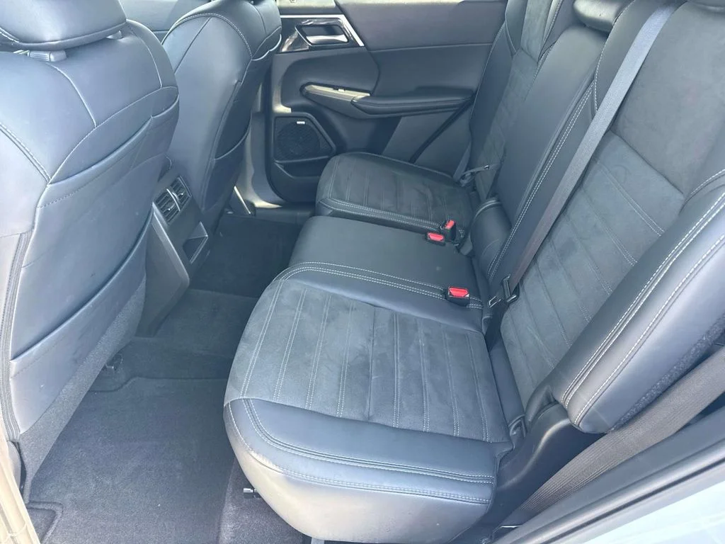 Used 2025 White Diamond Mitsubishi SE image 10