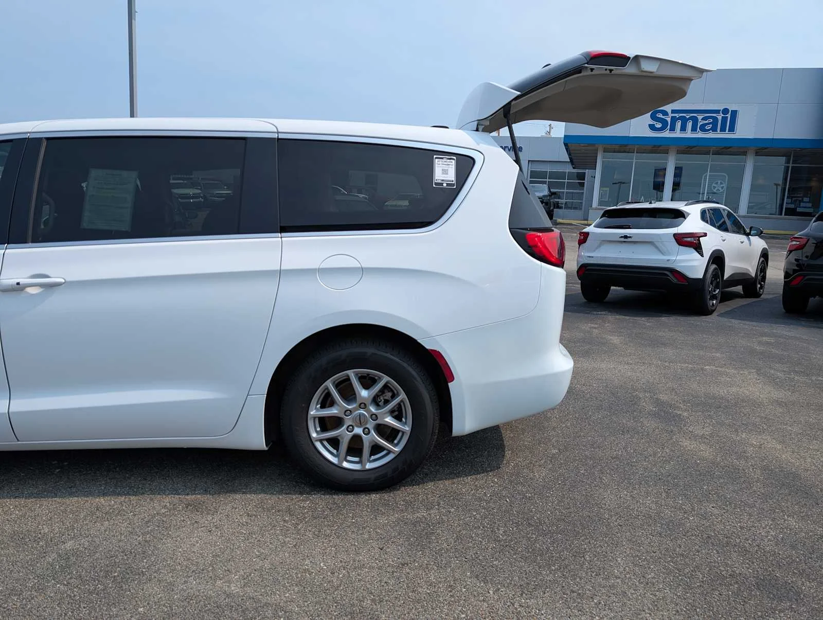 Used 2022 Bright White Clearcoat Chrysler LX image 11
