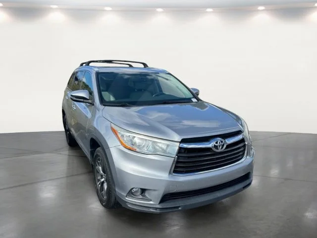 Used 2016 Silver Toyota XLE V6 image 8
