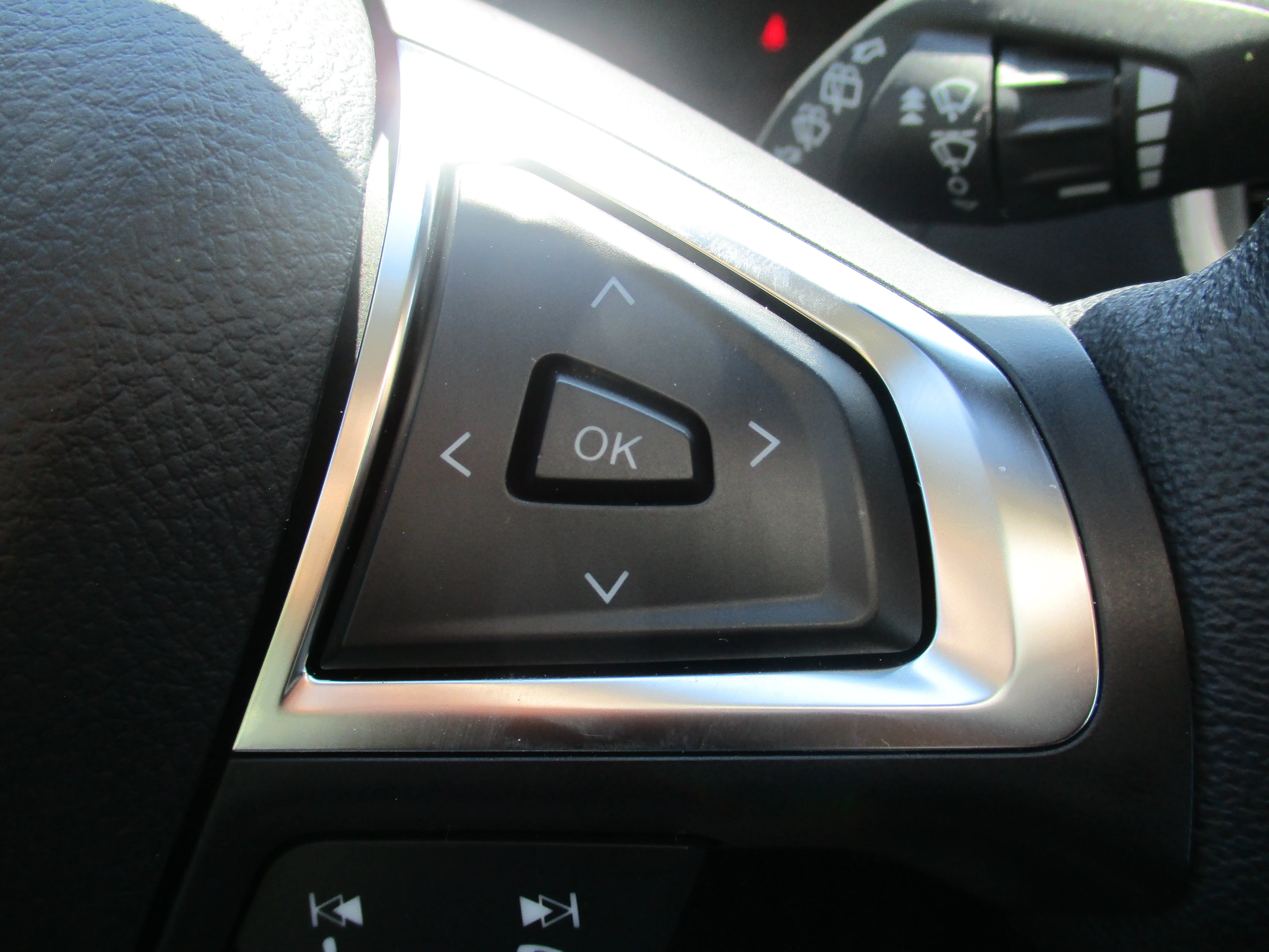 Used 2023 Star White Metallic Tri-Coat Ford SEL image 9