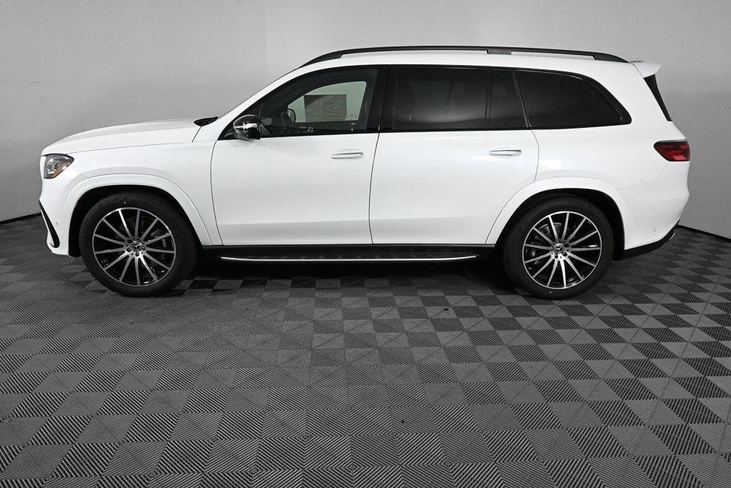 New 2026 MANUFAKTUR Moonlight White Metallic Mercedes-Benz GLS 450 image 3