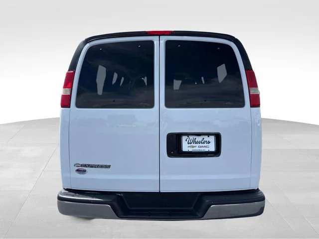 Used 2015 SUMMIT WHITE Chevrolet LT image 4