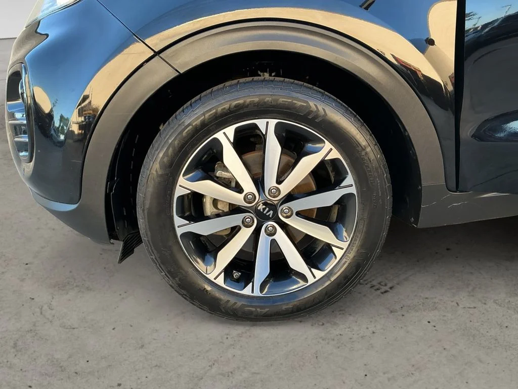 Used 2018 Red Kia EX image 9