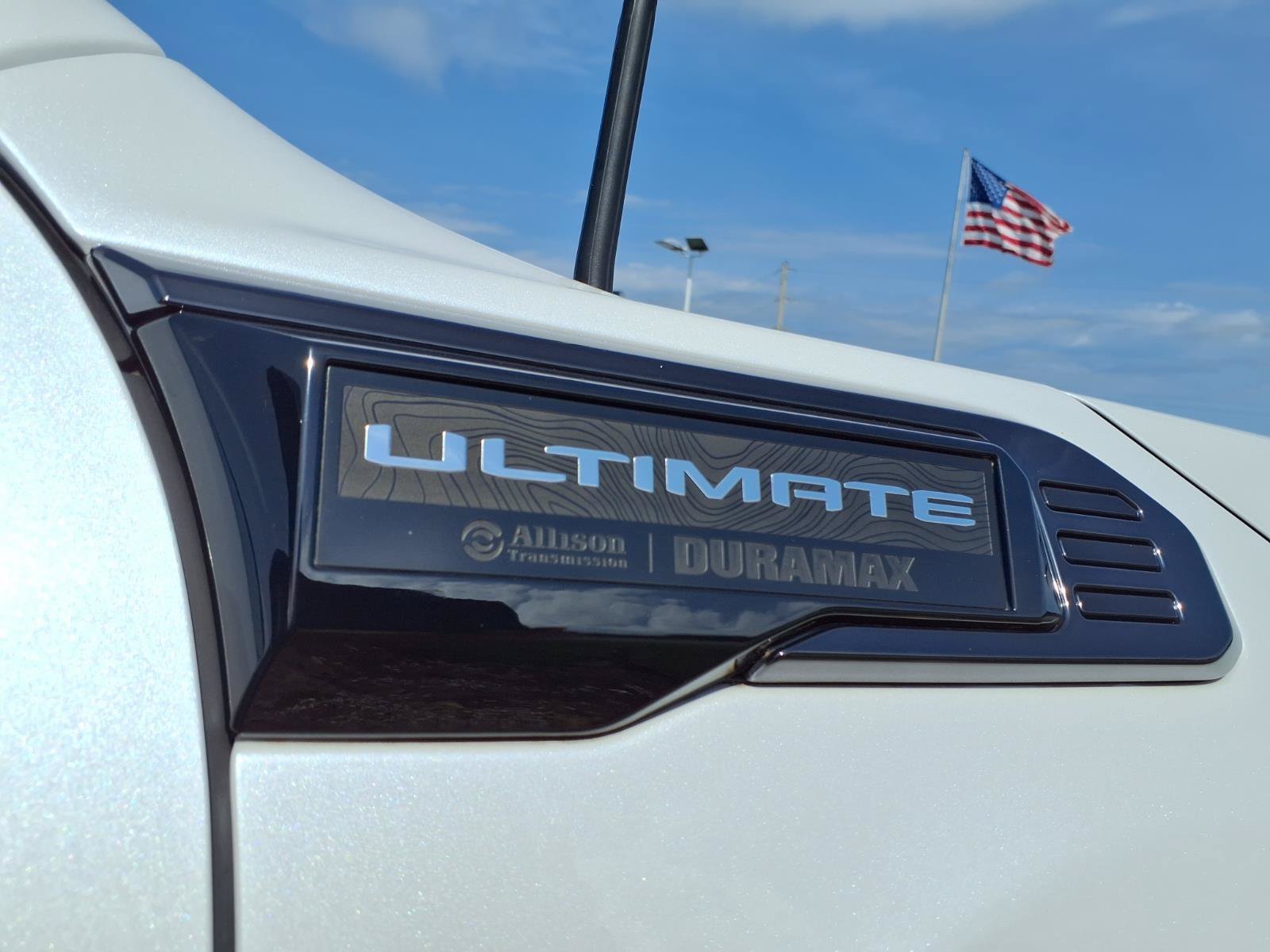 Used 2024 White Frost Tricoat GMC Denali Ultimate image 2
