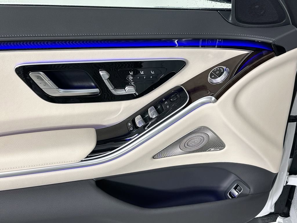 New 2026 MANUFAKTUR Moonlight White Metallic Mercedes-Benz S 500 image 52