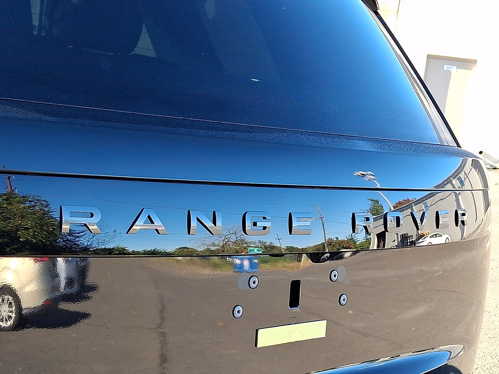New 2027 Santorini Black Land Rover SE image 17