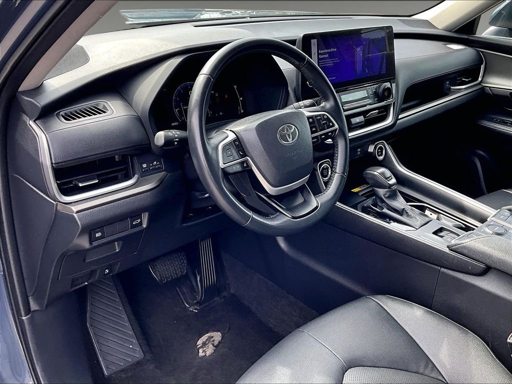 Used 2025 White Toyota XLE image 8