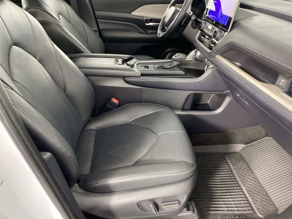 Used 2025 Beige Toyota Platinum image 10