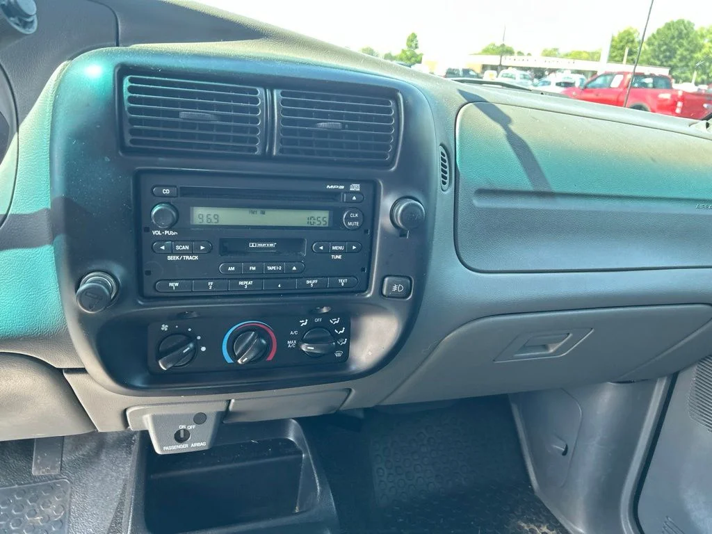 Used 2005 Black Ford  image 14