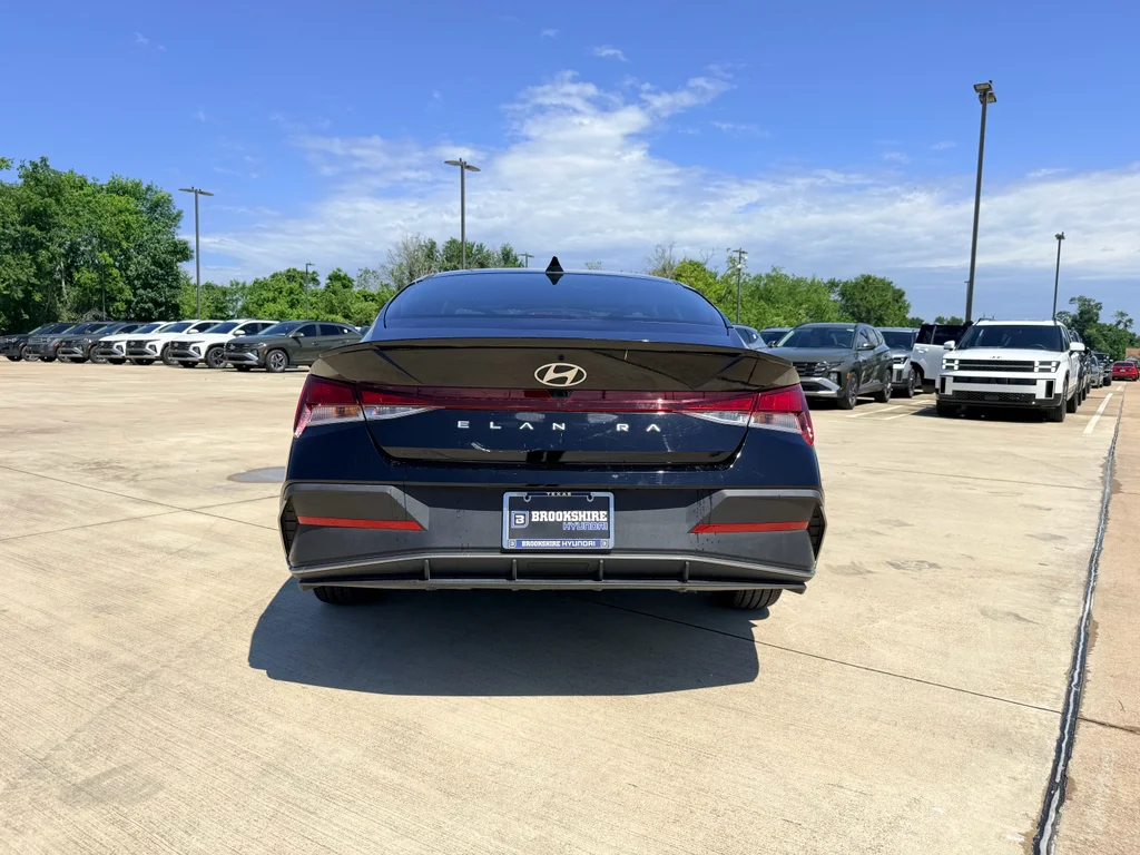 Used 2025 Abyss Black Hyundai SEL Sport image 7