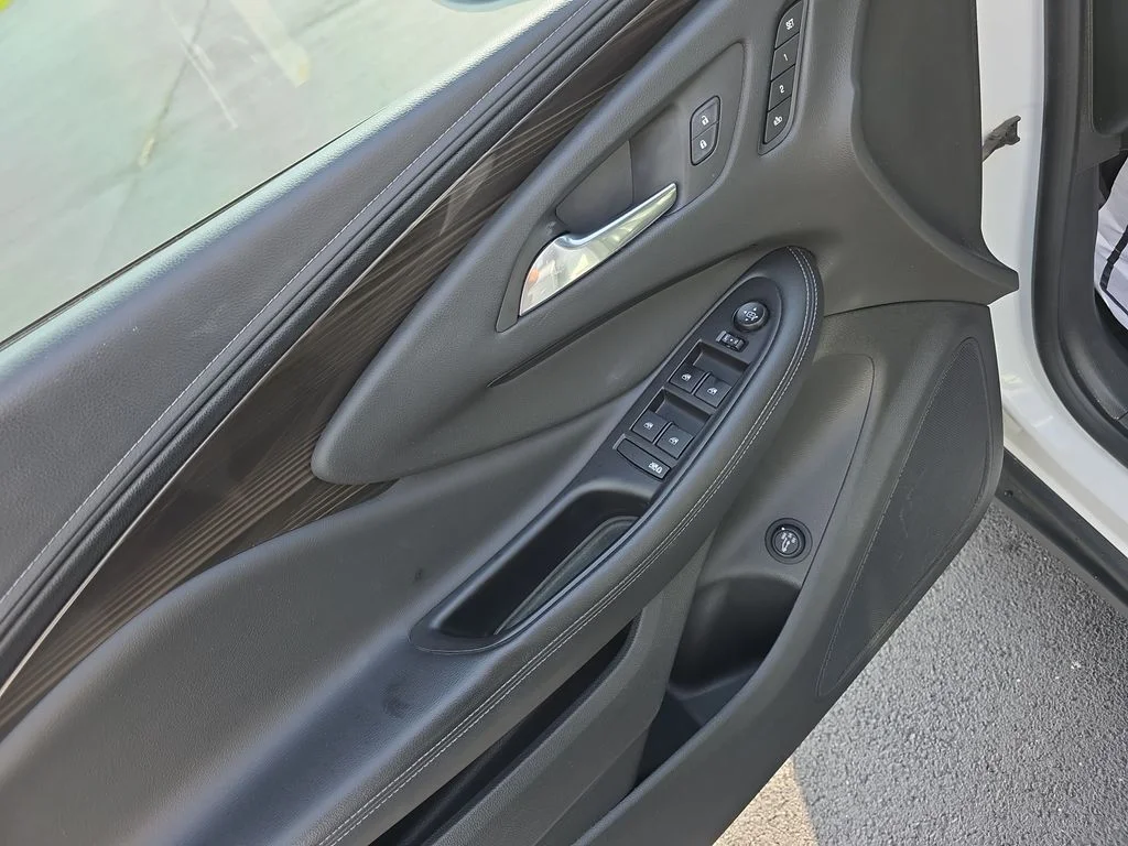 Used 2019 White Buick Essence image 10