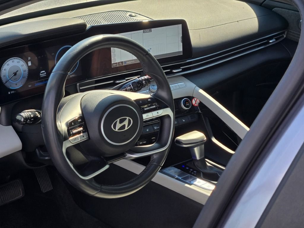 Used 2025 Fluid Metal Hyundai Limited image 19