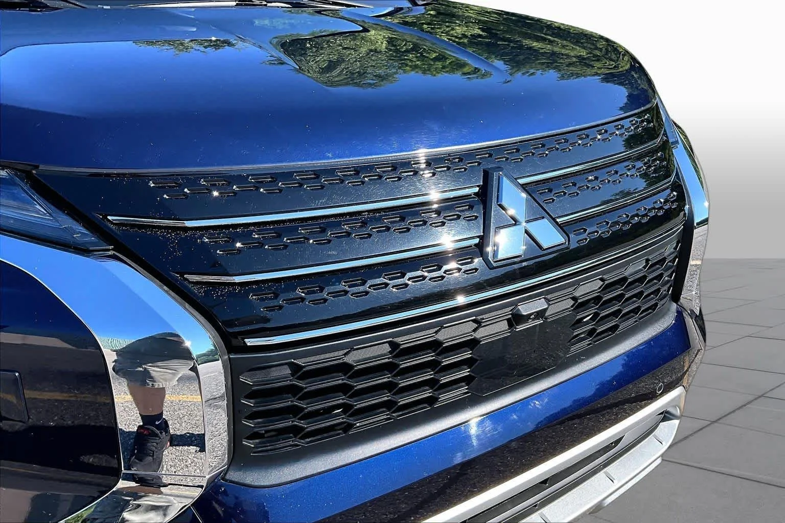 Used 2025 Cosmic Blue Metallic Mitsubishi SE image 32