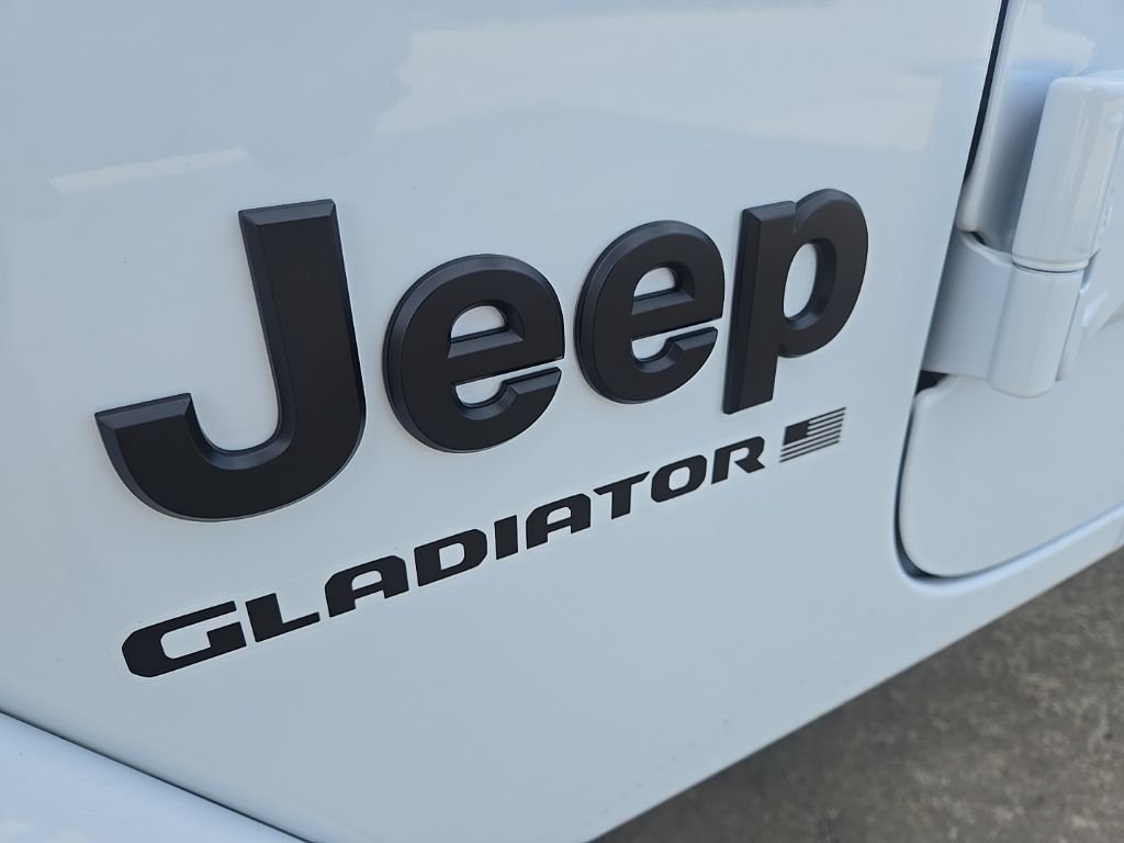 New 2026 Bright White Clear-Coat Exterior Paint Jeep Sahara image 21