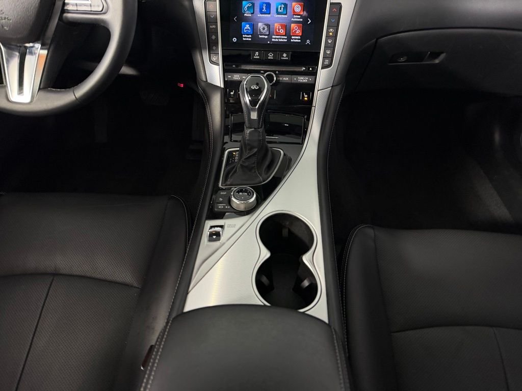 Used 2023 White INFINITI LUXE image 16